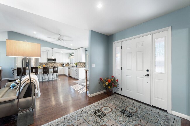 Foto del edificio - Welcome to this updated & spacious Golf Course Home in Leisure World a 45+ Active Adult Resort Co...