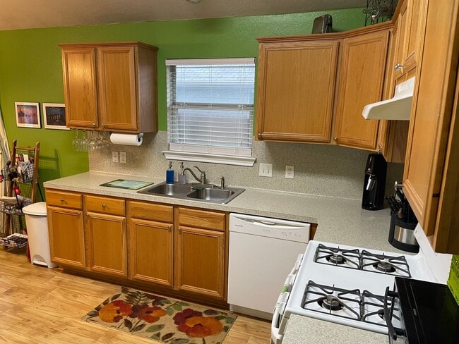 Foto del edificio - MAY PRE-LEASE!!!!  Adorable 3 Bedroom Home...