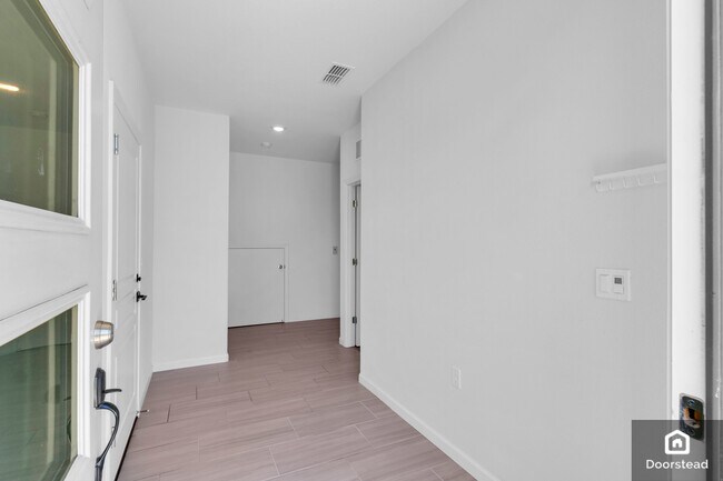 Building Photo - 25422 Parklane Dr