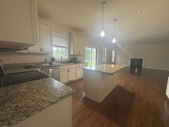 Building Photo - Fairlawn, 5 BR / 3.5 BA Available Sept 1st