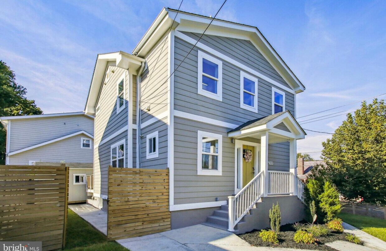 Primary Photo - 2201 Taylor St NE