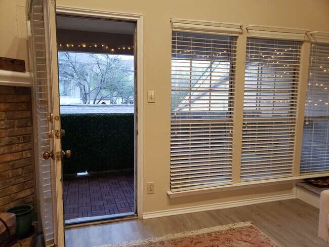 Foto del edificio - 5565 Preston Oaks Rd
