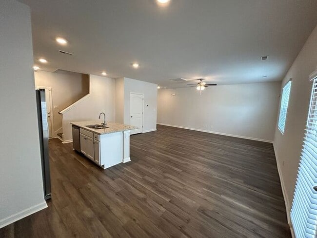 Building Photo - Spacious 3-Bedroom Home in a Prime Locatio...