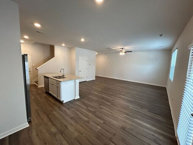 Foto del edificio - Spacious 3-Bedroom Home in a Prime Locatio...