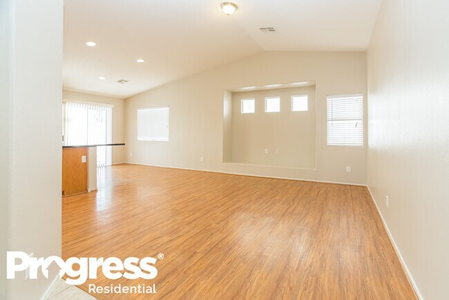 Building Photo - 705 Regal Robin Way