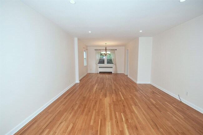 Foto del edificio - 242 Clinton Rd