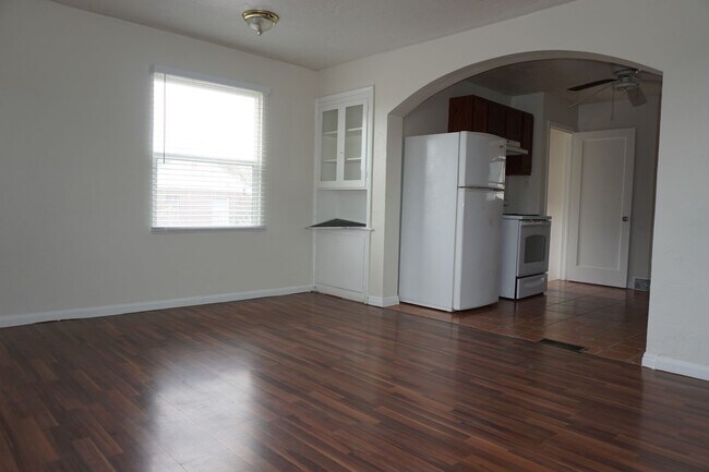 Building Photo - 3 Bedroom Taylorville.