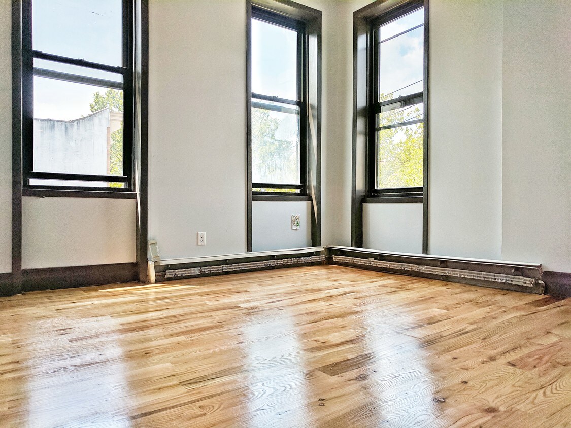 Primary Photo - 652 Grandview Ave