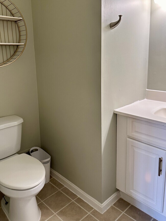 Private ensuite bathroom w/ tiled floors and single vanity - 4767 Kandel Ct