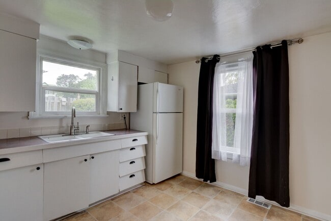Building Photo - Three Bedroom One Bath House
