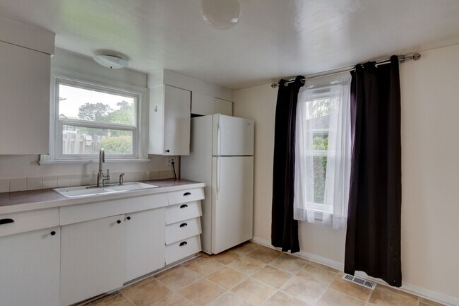 Foto del edificio - Three Bedroom One Bath House
