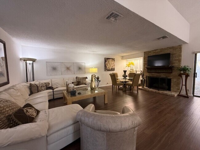 Foto del edificio - Prestigious Gated Living in Mission Trace-...