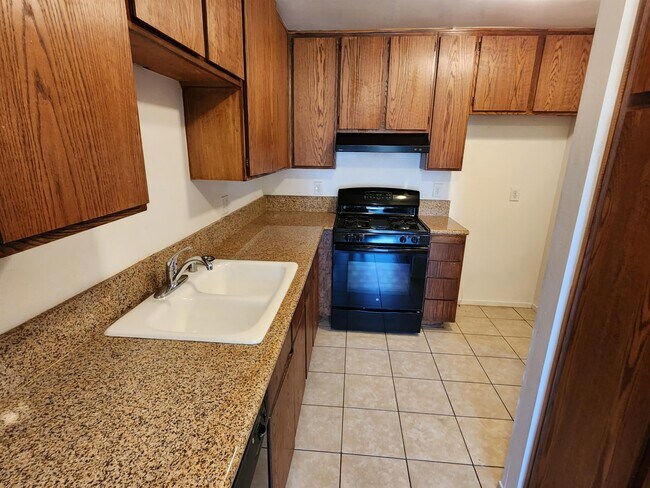 Building Photo - 9362 Shadowood Dr
