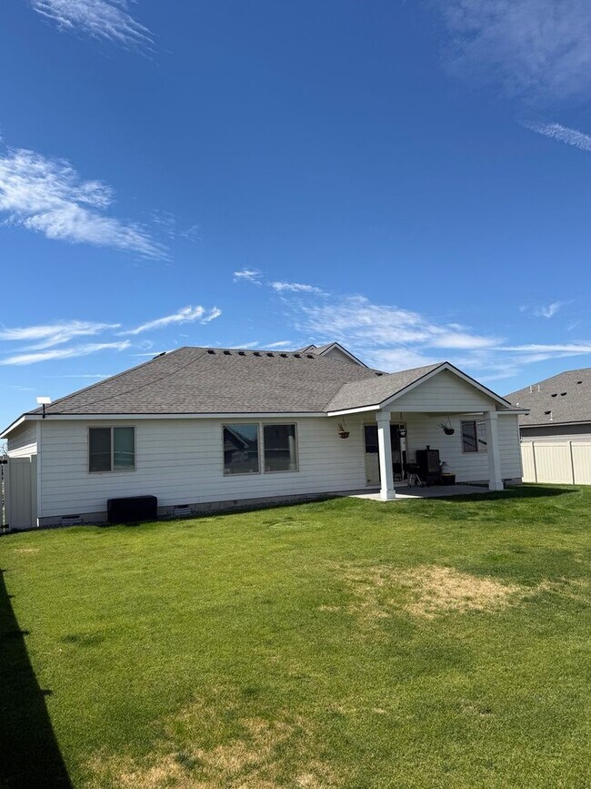 Foto del edificio - Spacious 4 Bed, 3 Bath Home with 3-Car Garage & Fully Fenced Yard | Dogs Welcome Boardman OR