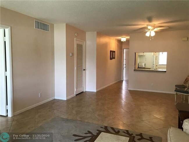 Building Photo - 1427 E Hillsboro Blvd
