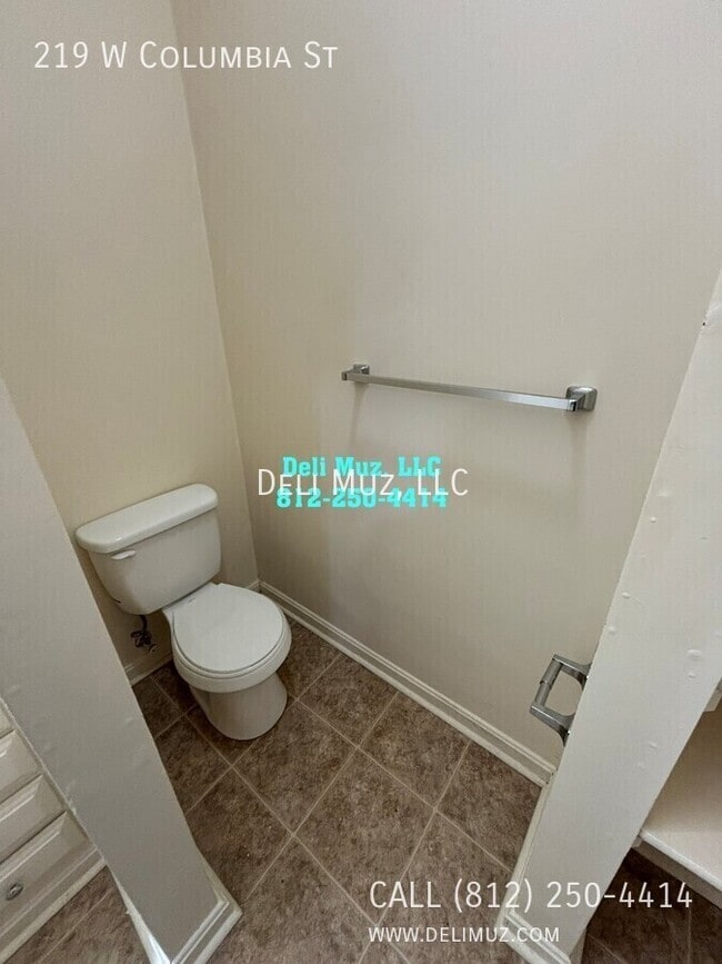 Building Photo - 219 W Columbia St