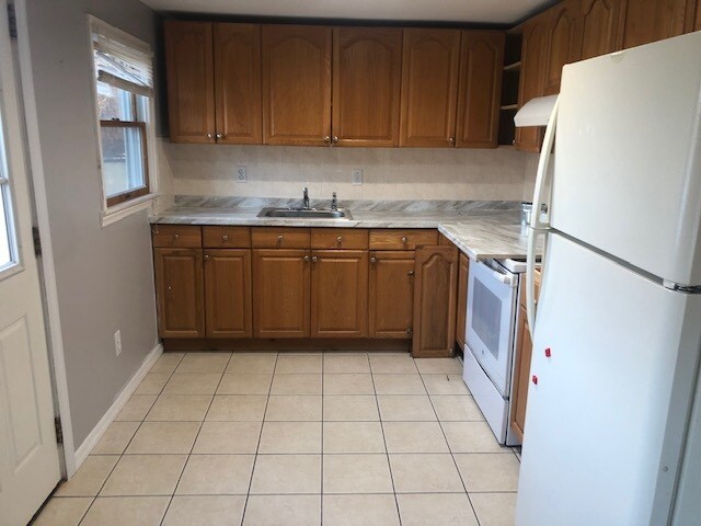 Building Photo - 78 Hemlock St