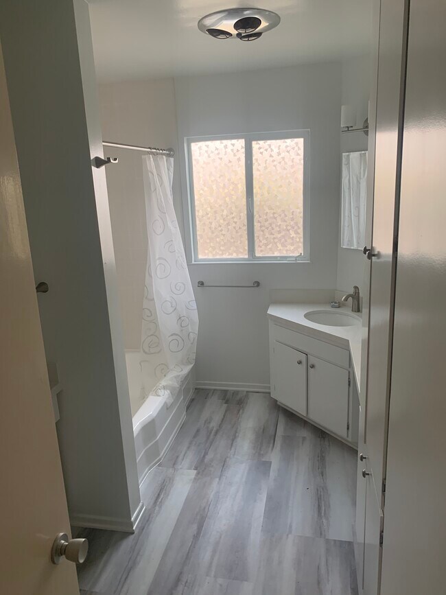 BATHROOM 1 - 725 Alma Real Dr