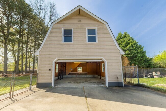 Building Photo - 4 Bed 2 Bath Home for Rent in Virginia Beach!
