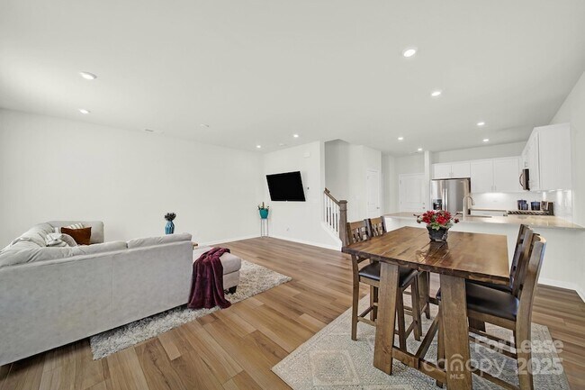 Foto del edificio - 8004 Whitegrove Rd