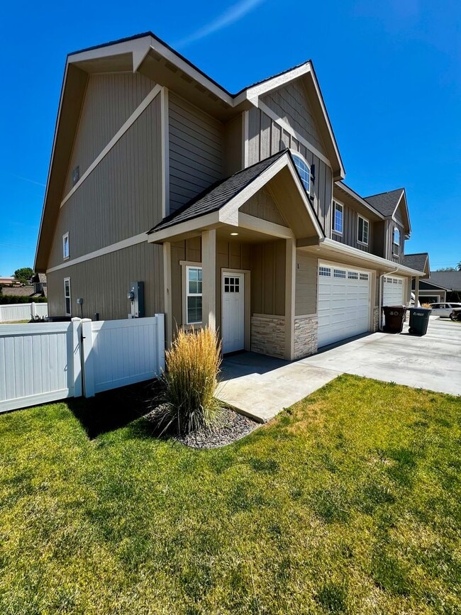 Building Photo - 7433 Saddlebrook Lp
