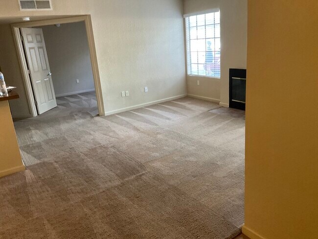 Building Photo - Westside - Resort Style - Downstairs Condo!!