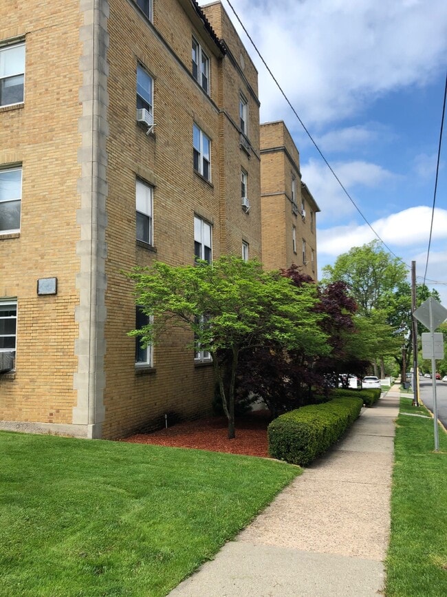 Building Photo - 222 Christie St