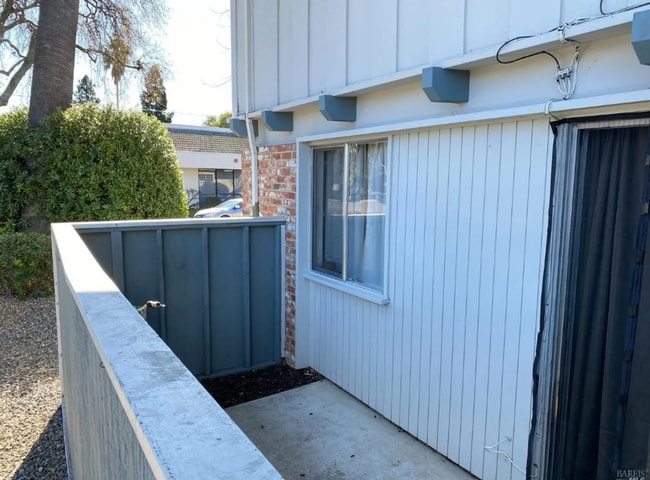 Foto del edificio - Adorable 2 bed 1 bath unit located in a 4 Plex close to Downtown Vacaville!!