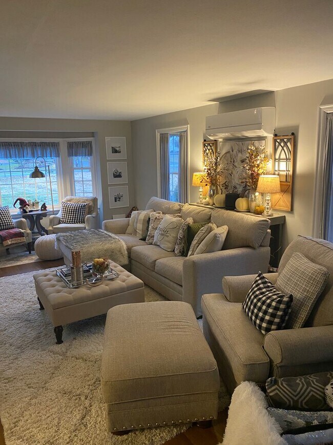 Building Photo - Stunning Classic Colonial