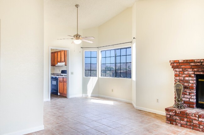 Foto del edificio - 5785 Hall Ln