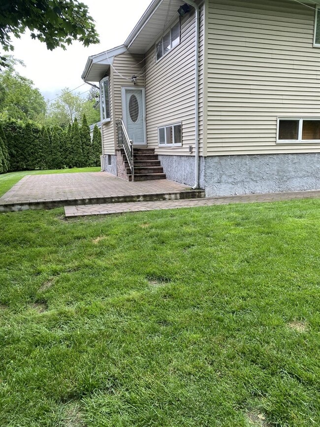 Building Photo - 122 Ludwig Ln