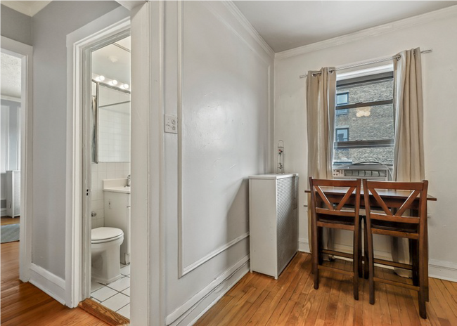 Building Photo - 2324 N Lincoln Park W