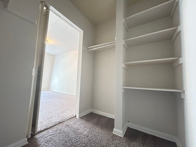 Building Photo - Spacious 1–3 Bedroom Apartments in South Louisville | Cedar Chase