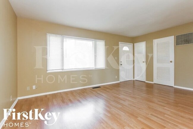 Building Photo - 208 Crestwood Dr