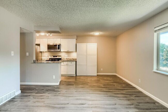 Building Photo - 280 E Highline Cir