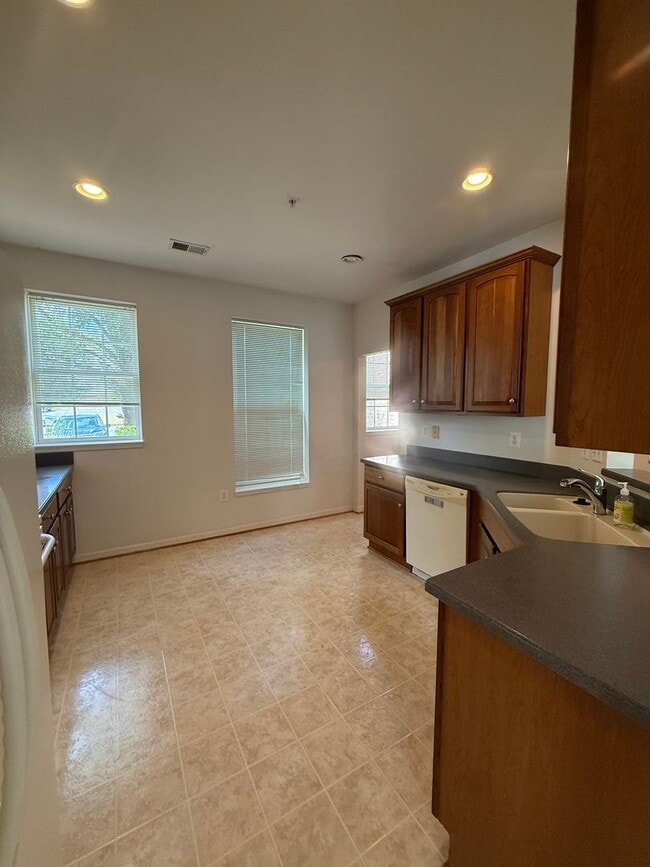 Building Photo - Two Bedroom Condo in Ballenger Creek!