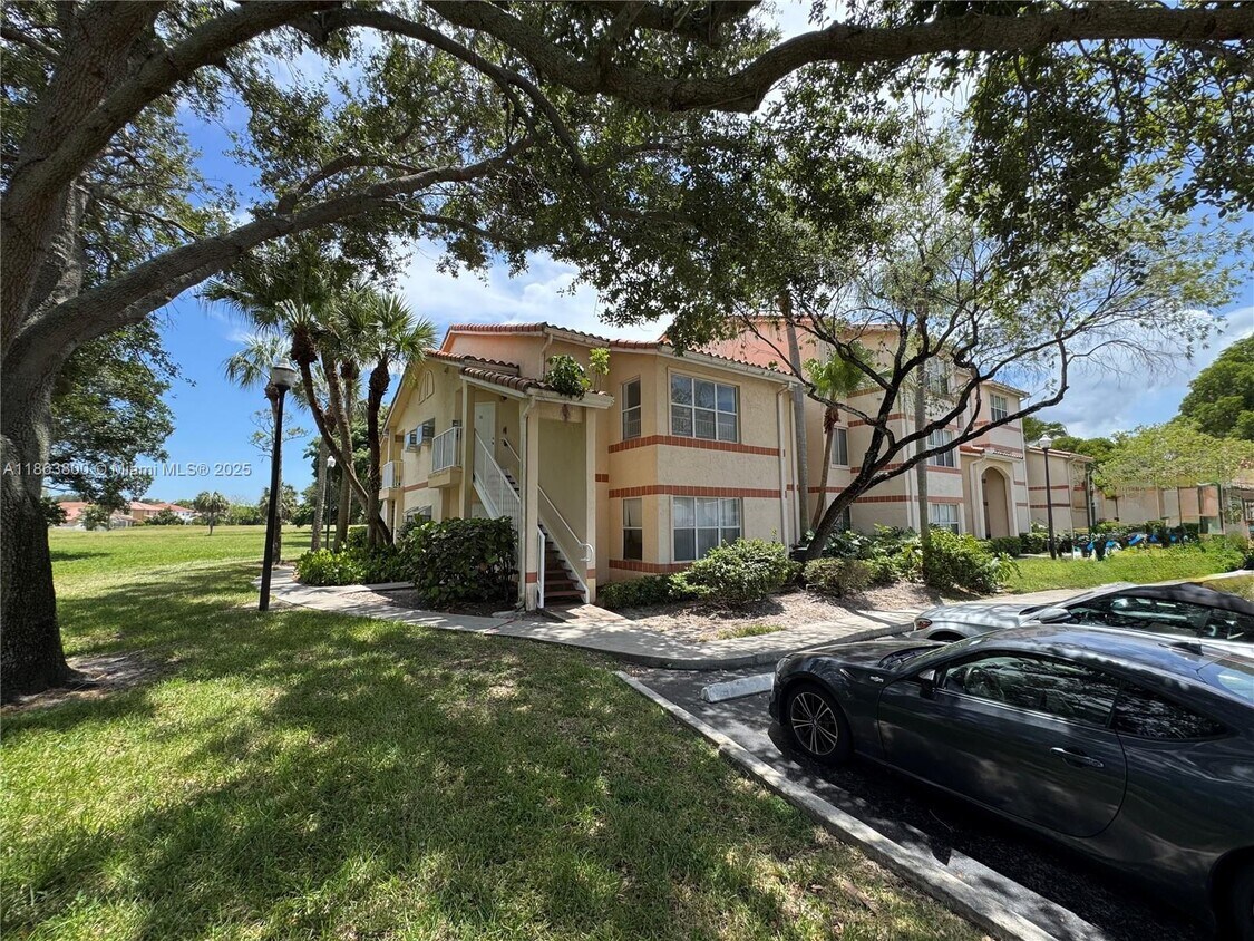Primary Photo - 3460 Pinewalk Dr N