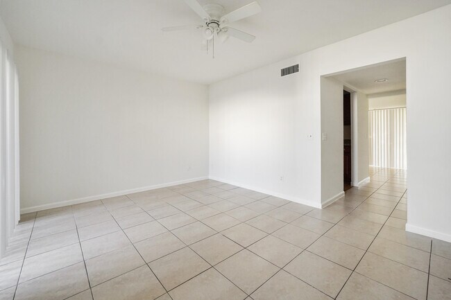 Foto del edificio - 5070 Elmhurst Rd