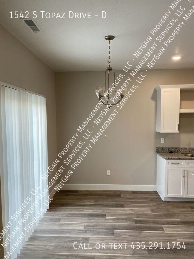 Building Photo - 3 Bedroom 2.5 bath Cedar Edge Unit