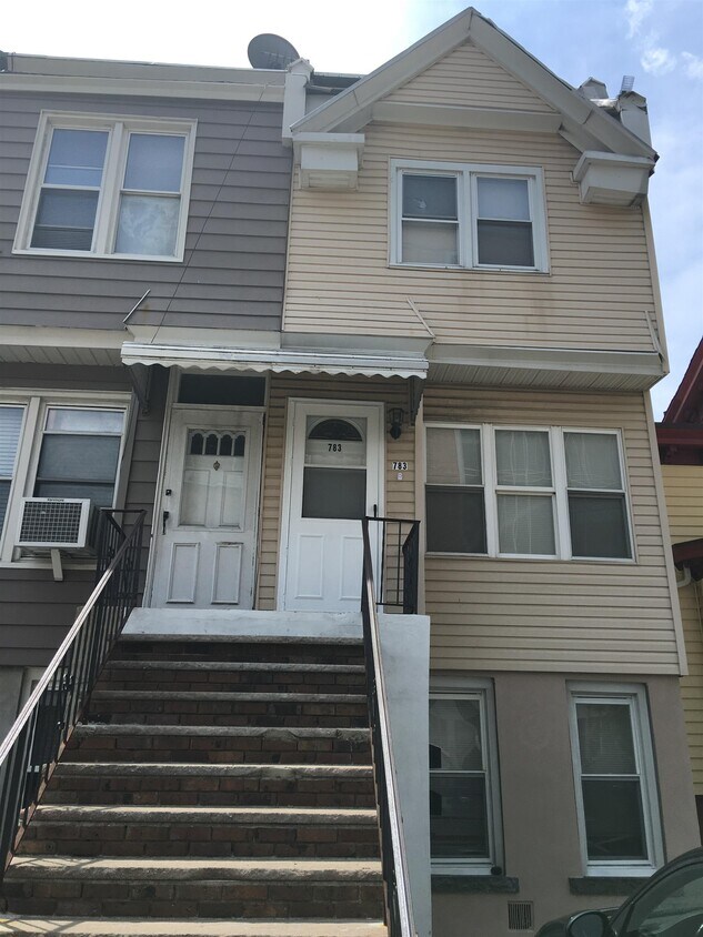 Foto principal - 783 Montgomery St