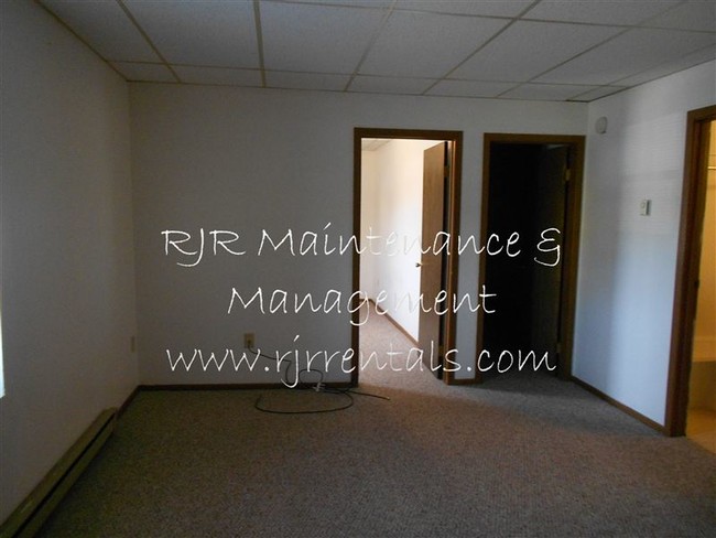 Building Photo - 2 br, 1 bath Triplex - 104 4th Ave # 1