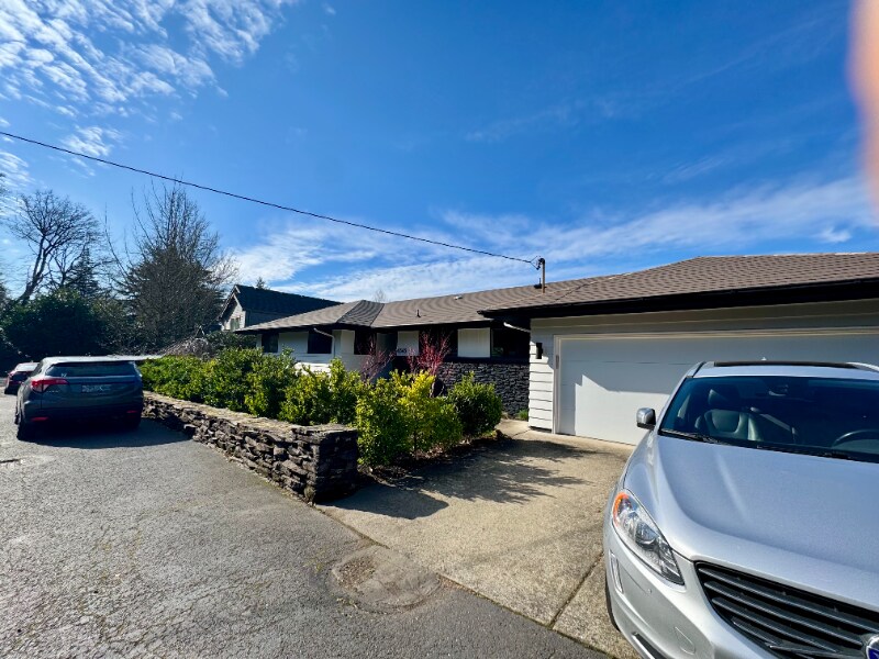 Building Photo - 6343 SE Thorburn St