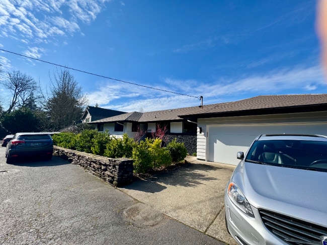 Building Photo - 6343 SE Thorburn St