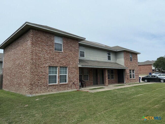 Building Photo - 310 Creek St