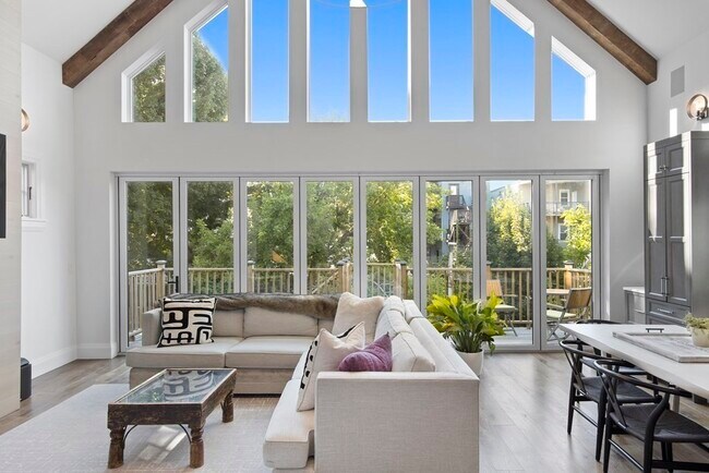 Foto del edificio - 719 E 2nd St