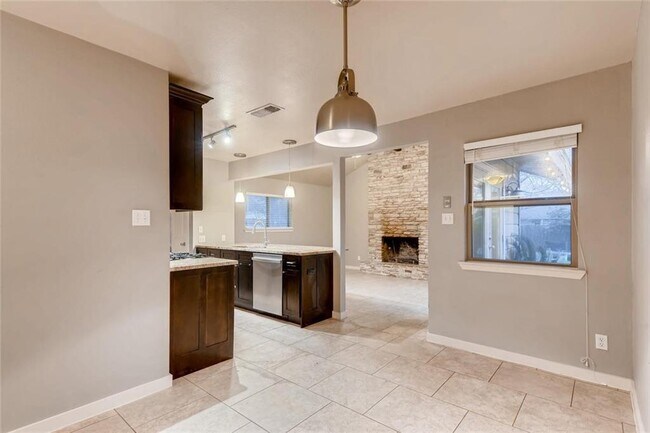 Building Photo - 2000 Brookhill Dr