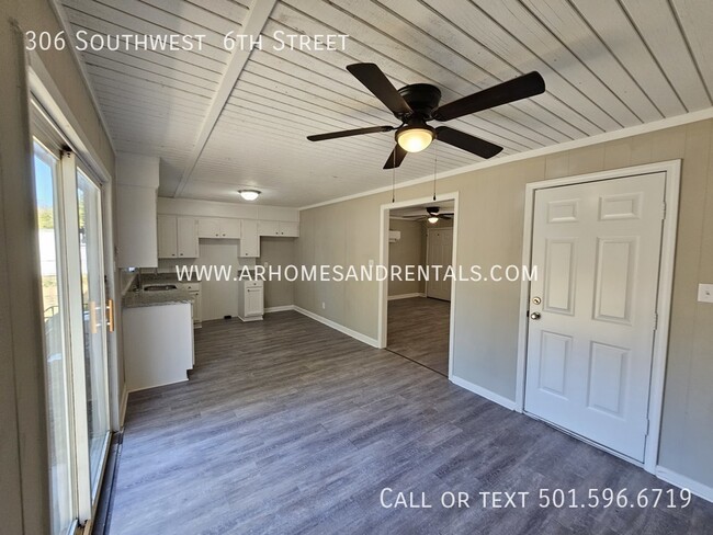 Building Photo - 306 Southwest  6th Street | $895 | 3 beds,...