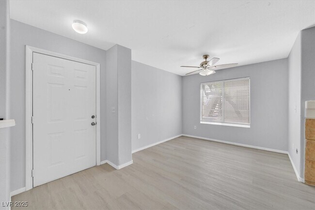 Foto del edificio - 4400 W Lake Mead Blvd
