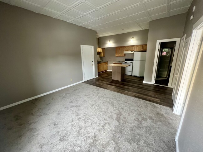 Building Photo - 409 Elm Ave