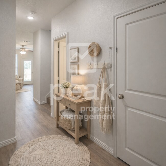 Foto del edificio - $1425! Stylish 2BR Townhome. Apply by 2/25 for 1425 free!